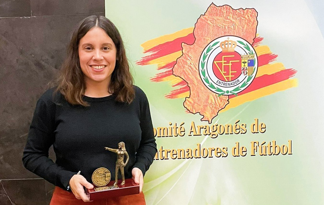 Nuestra entrenadora de fútbol Ainhoa Donaire recibe el Premio a los Valores