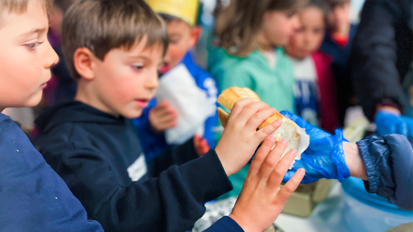 Hoy almorzamos un bocata muy solidario…